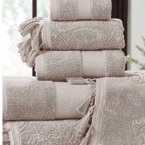 NWT Beautiful Jacquard Tasseled 6 Piece Towel Set